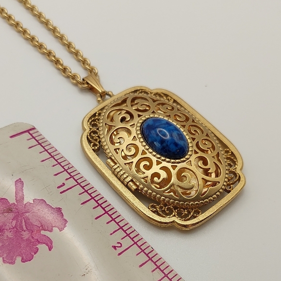 Avon 70's 'Yesteryear' Gold-Tone Photo Locket Necklace Blue Stone Pendant EVC - Picture 8 of 17